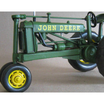 John Deere metal model tractor 1/16 scale.